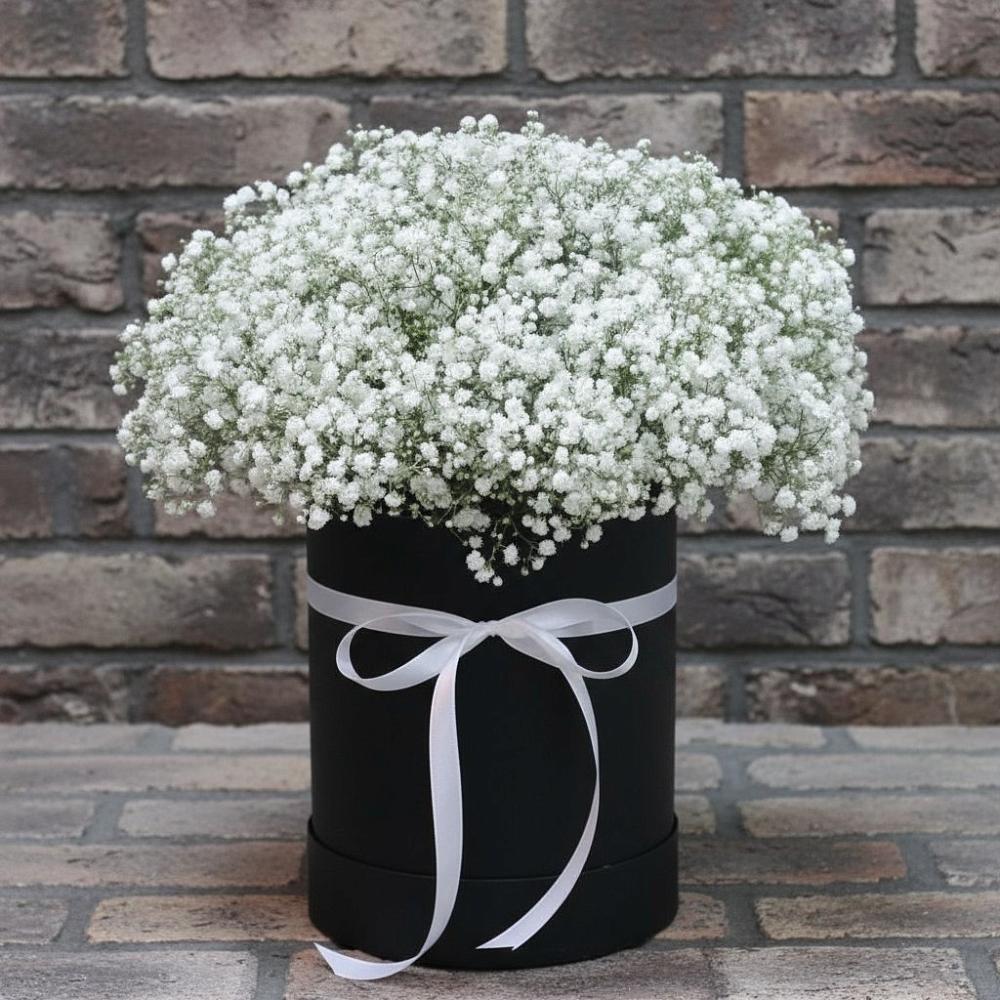 Цветочная композиция из Гипсофила в шляпной коробке в Шилово