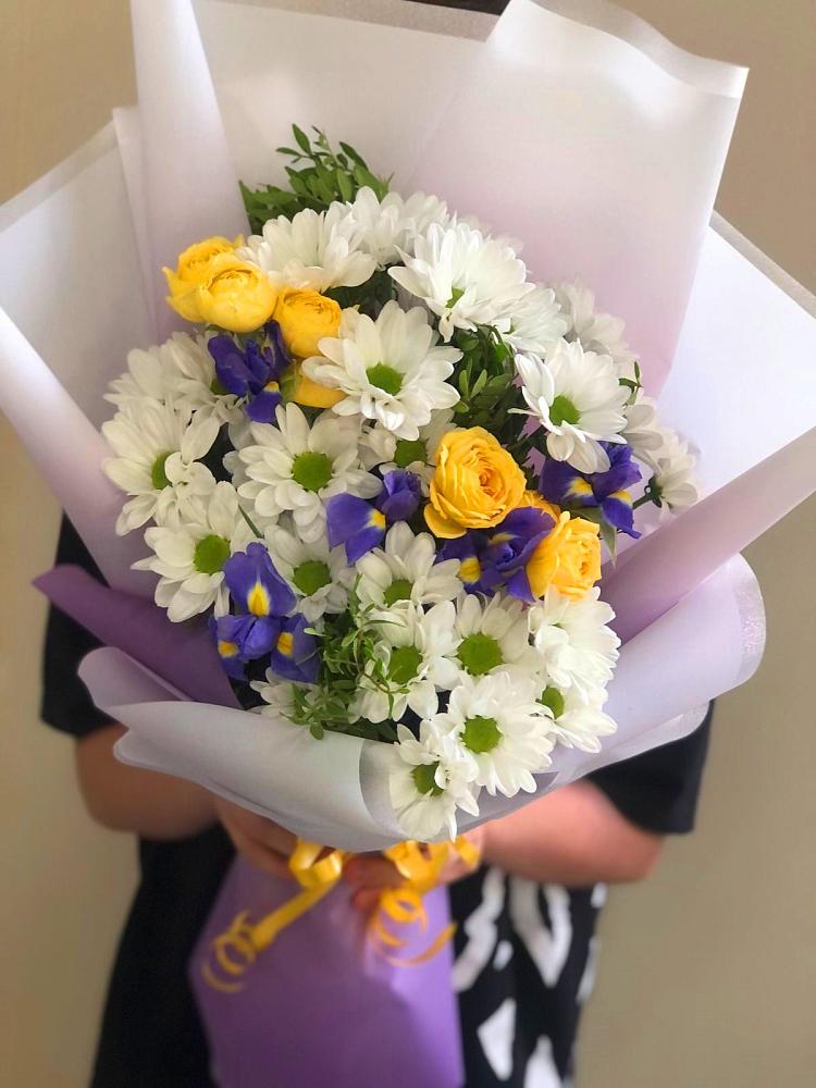 Букет цветов из: Ирисы, Хризантемы и Розы в Шилово