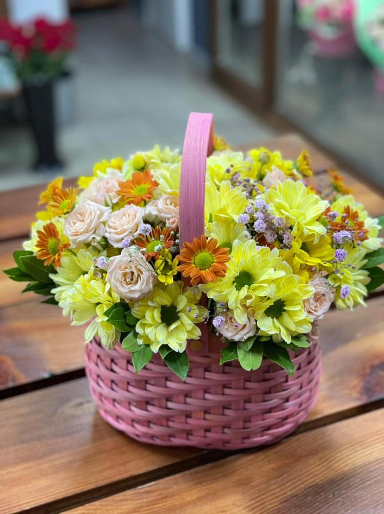 Цветочная композиция из Хризантемы и Розы в корзине в Шилово