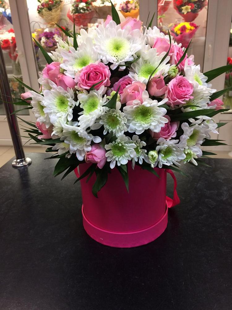 Цветочная композиция из Розы и Хризантемы в шляпной коробке в Шилово